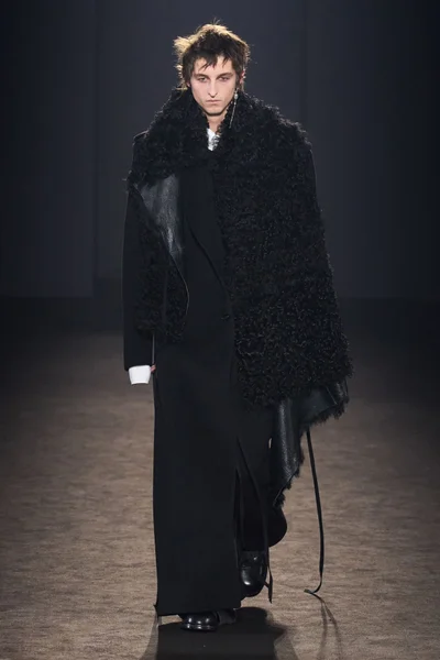 Look 10